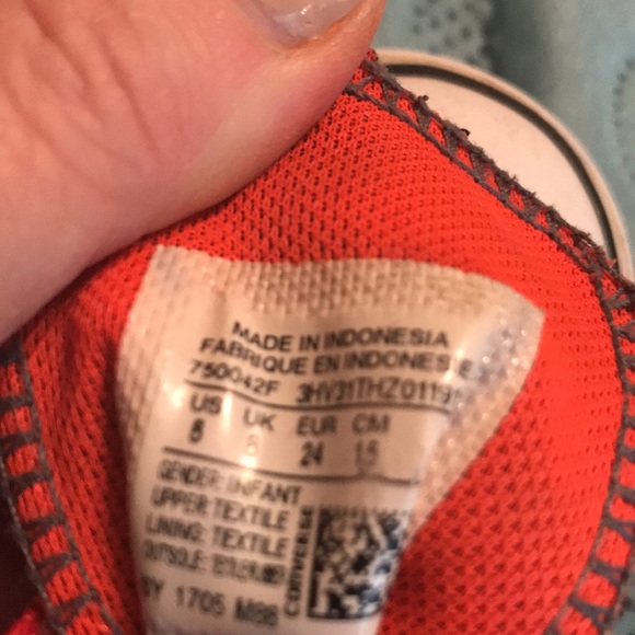 Super cute Kids Converse tennis shoes in very good condition. Size 8 - Picture 7 of 7